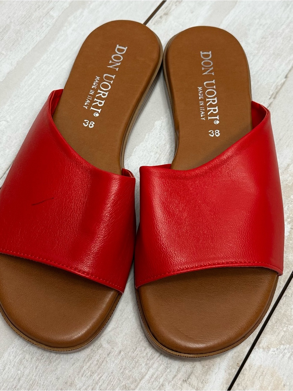 Red Leather Slip-On Sandals Wide Band Everyday Normcore Pop of Color Italien 38
